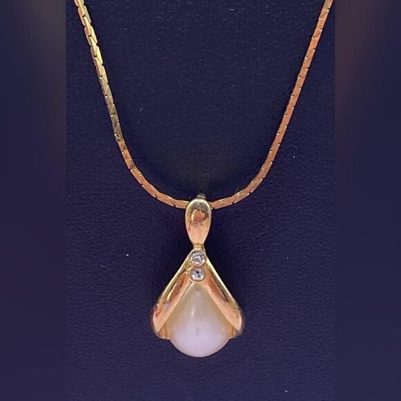 Avon Teardrop Faux Pearl Rhinestone Pendant Necklace Gold Tone Herringbone Chain - Picture 2 of 6